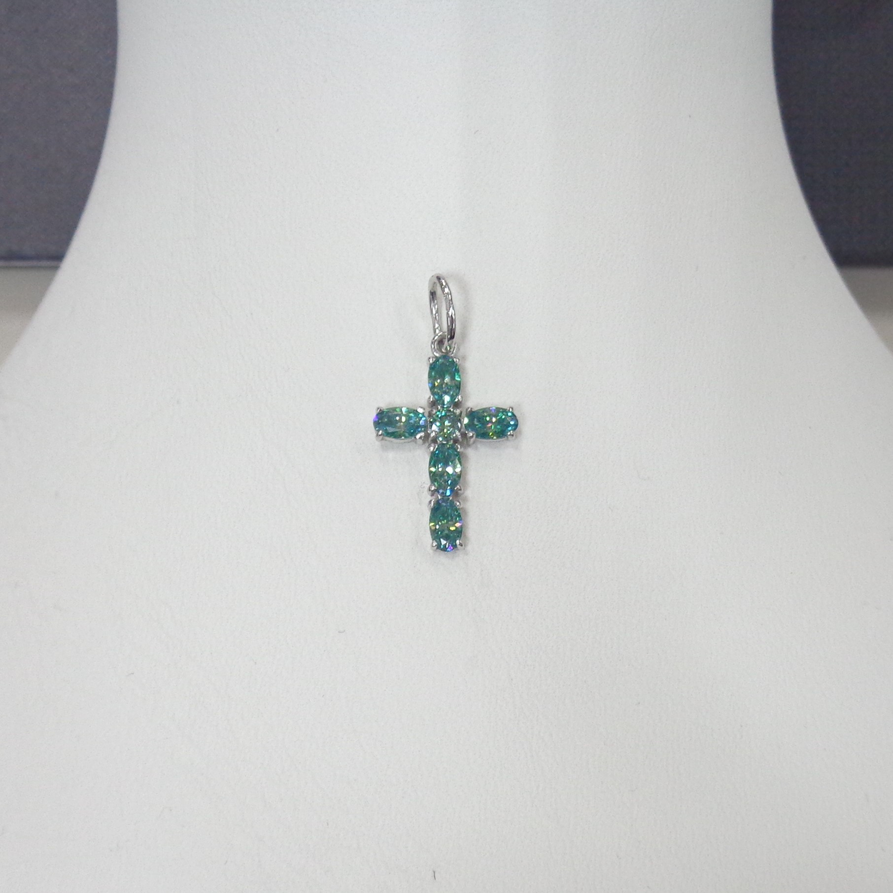 Серебряная подвека-крест с зелеными муассанитами